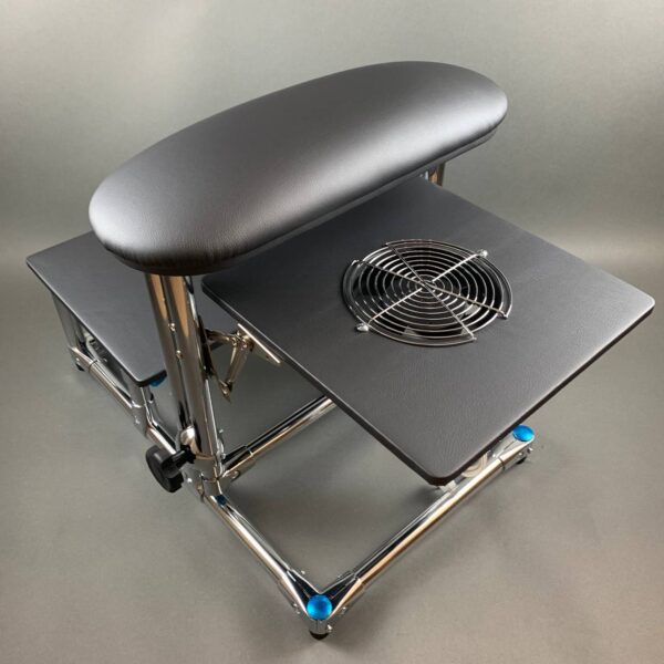 Podnozek-do-pedicure-z-pochlaniaczem-i-polka-AKRI-metalik-antracyt AKRI Pedicure Footrest with Two Shelves – Professional Pedicure Stand