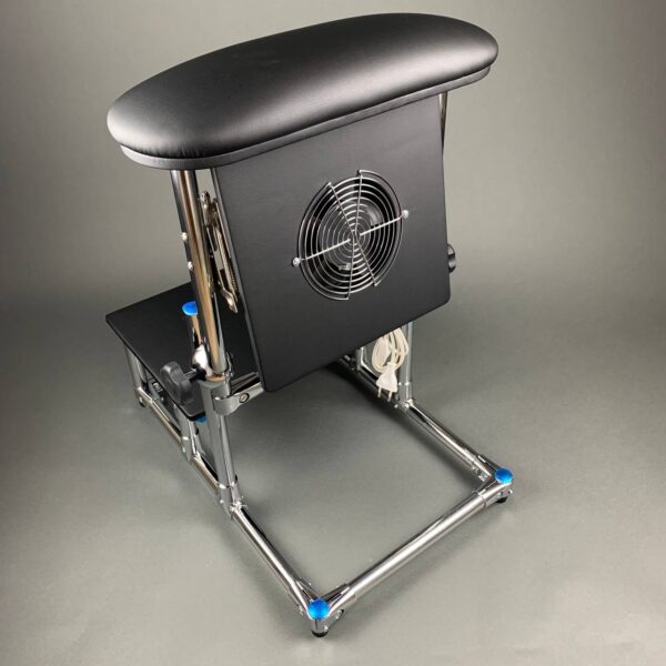 podnozek-do-pedicure-z-pochlaniaczem-i-polka-czarny-5 AKRI Pedicure Footrest with Two Shelves – Professional Pedicure Stand