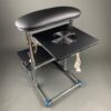 podnozek-do-pedicure-z-pochlaniaczem-i-polka-czarny-6 AKRI Pedicure Footrest with Two Shelves – Professional Pedicure Stand