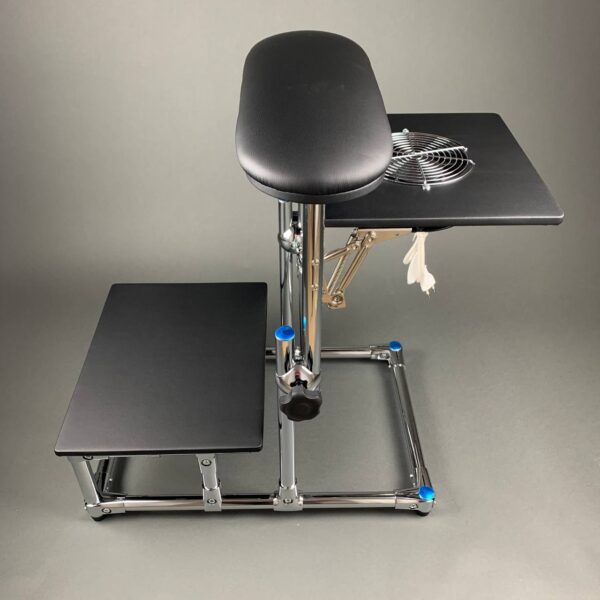 podnozek-do-pedicure-z-pochlaniaczem-i-polka-czarny-7 AKRI Pedicure Footrest with Two Shelves – Professional Pedicure Stand